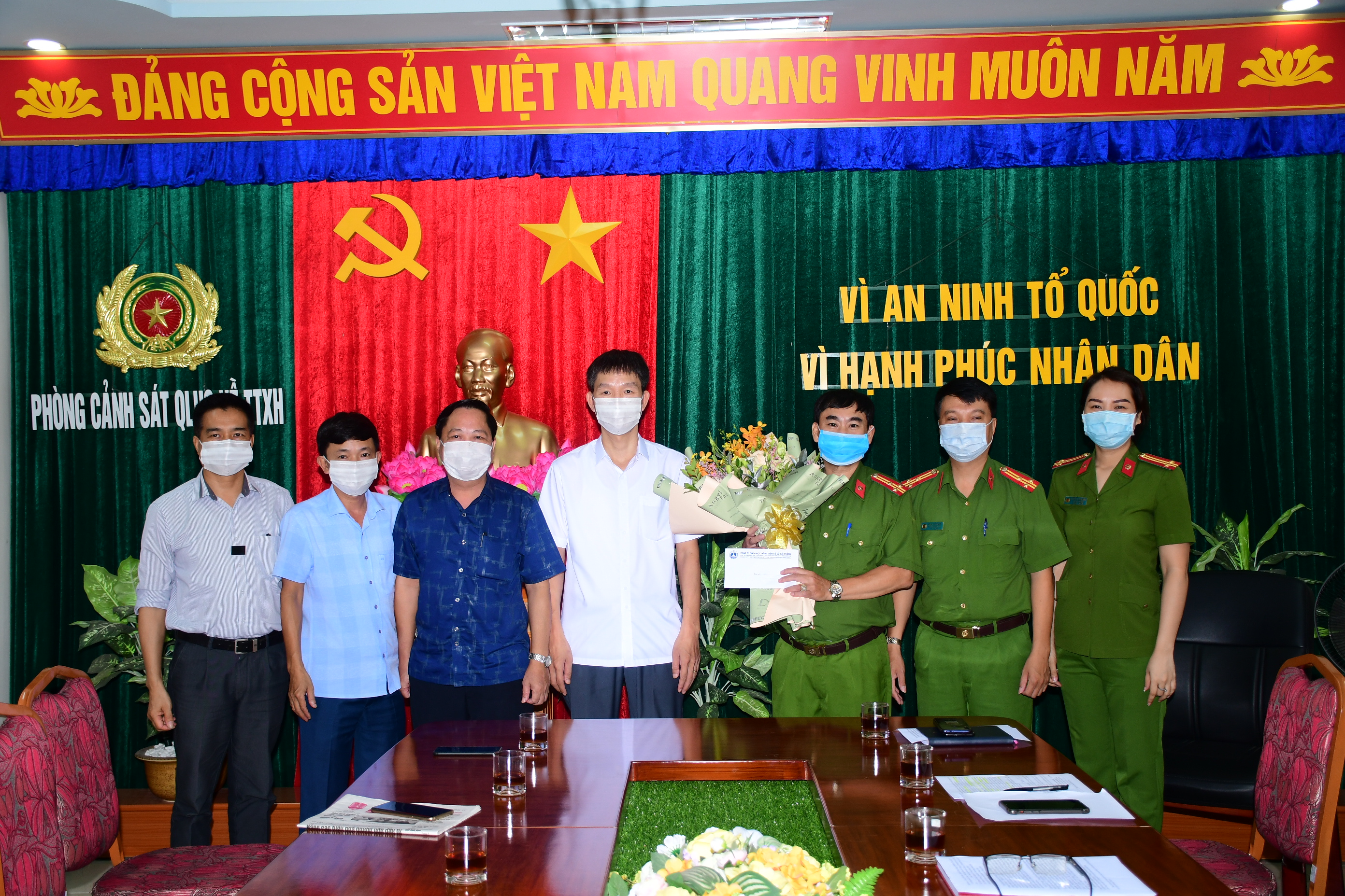 Cty TNHH MTV Xổ số Hải Phòng tặng quà động viên Đội Cảnh sát trật tự - phòng Quản lý hành chính về trật tự xã hội – CATP